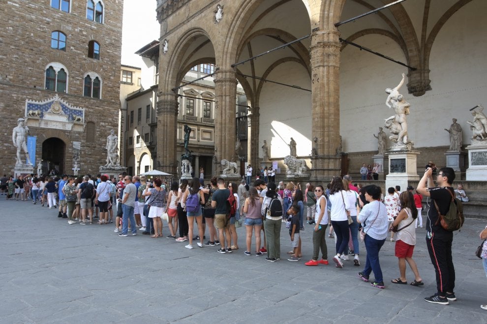 queuing in italy tips