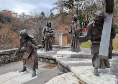 via crucis per arrivare a chiesa sulla montagna sopra rovereto brentino