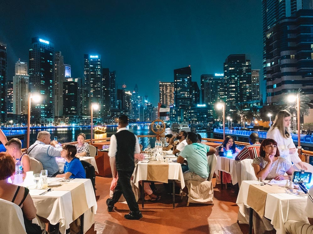 Crociera Dubai dshow - tavoli e ristorante a marina dubai  