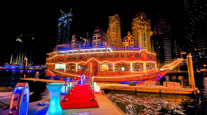 nave da crociera dhow a dubai - ingresso con tappeto rosso