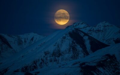 15 Hidden Romance Spots in Alaska for a Couple Getaway